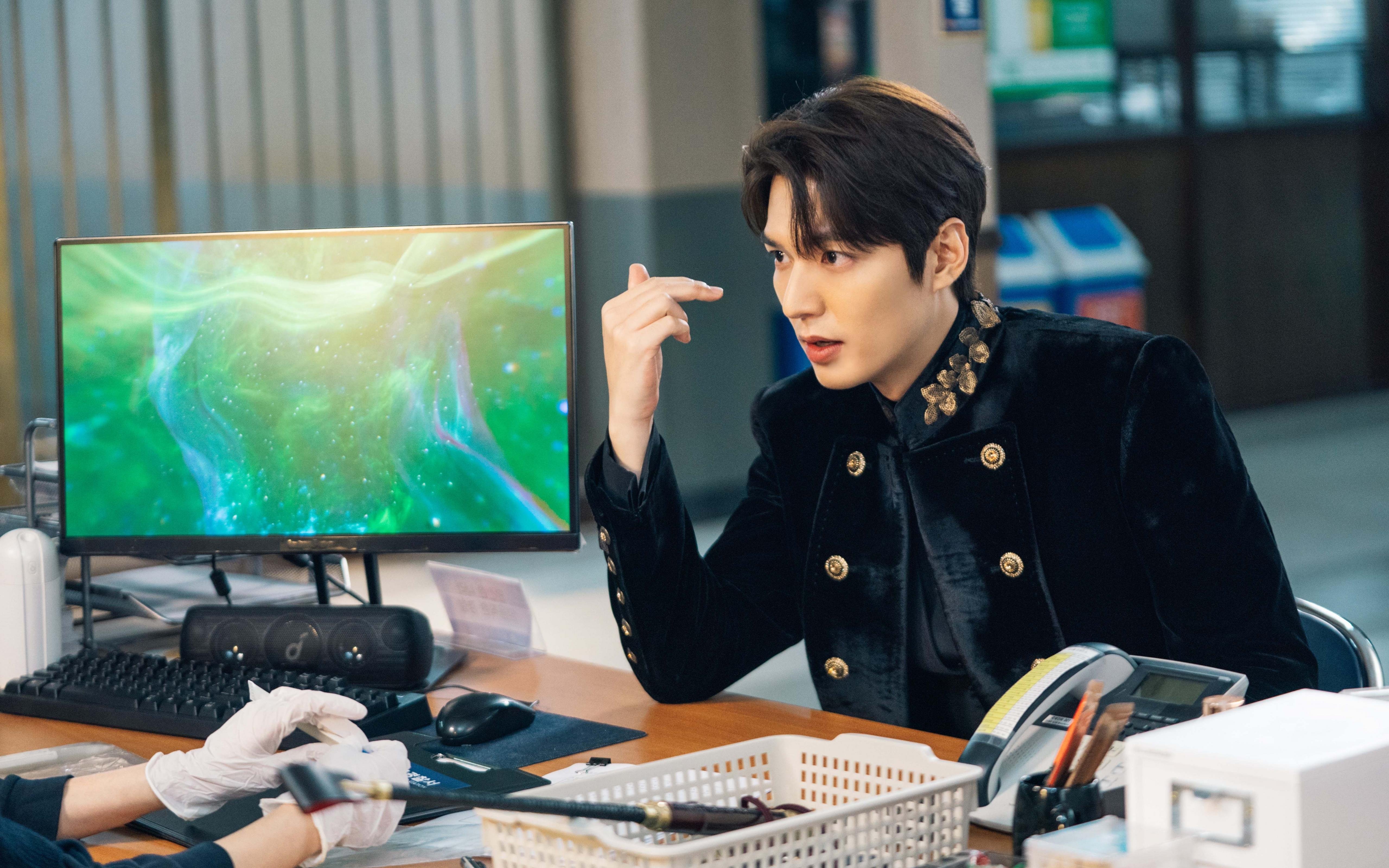 “足球公益跑活动在各大城市同步举行,凝聚人心”,足球公益活动标语